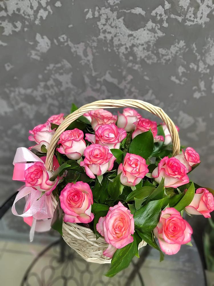 Цветочная композиция из Розы в корзине в Средней Ахтубе