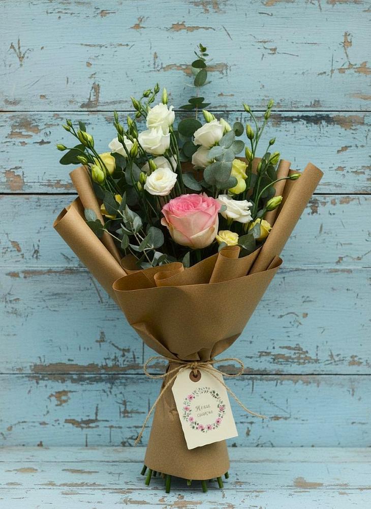 Букет цветов из: Розы и Лизиантусы в Средней Ахтубе