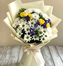 Букет цветов из:  Ирисы, Хризантемы и Розы в Средней Ахтубе